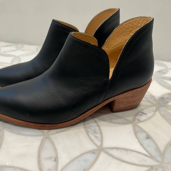 NISOLO MIA Everyday Ankle Bootie - like new! Worn once. - Picture 5 of 7